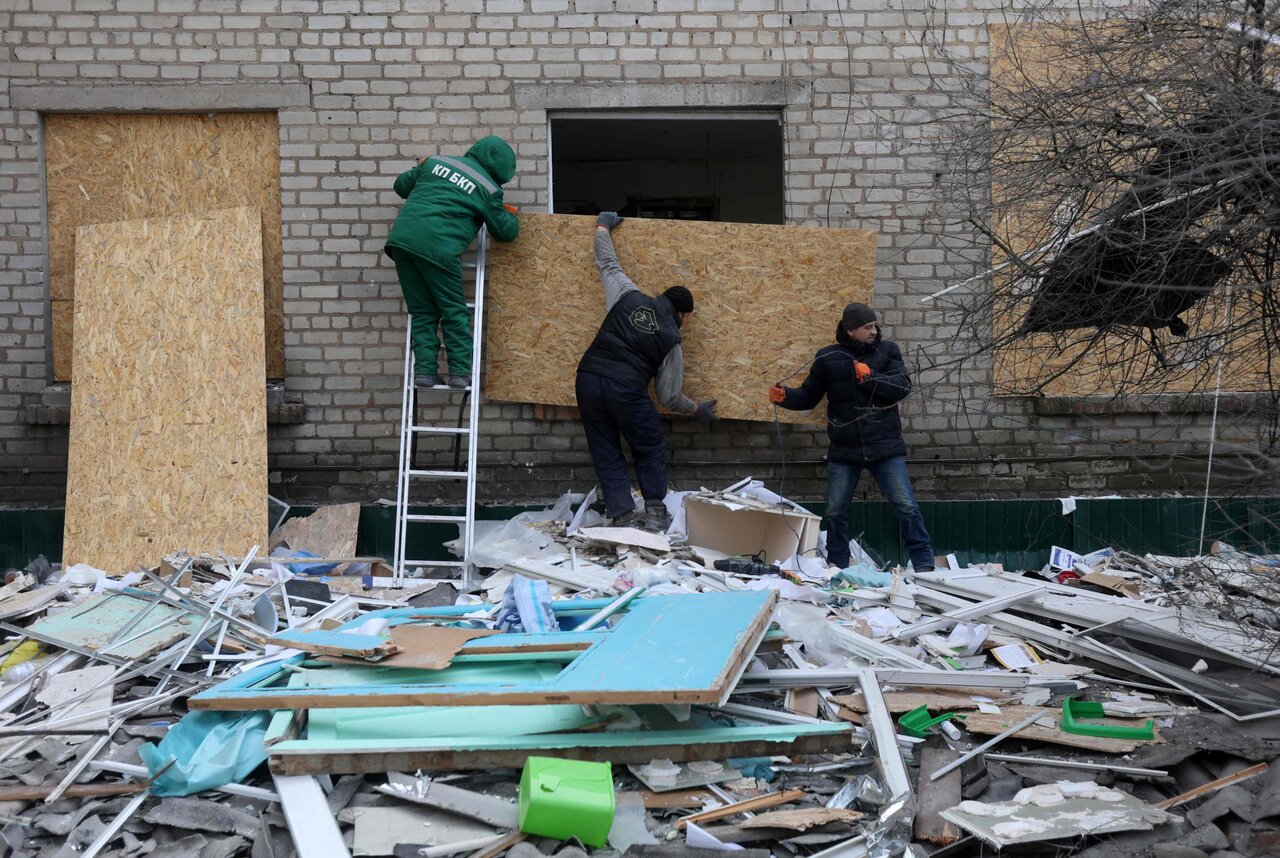 Селидово. Жертвами российских ударов по жилому дому и больнице стали 15  мирных жителей. Трое из них погибли, среди раненых — четверо детей Семьсот  двадцать третий день войны. Фотографии — Meduza