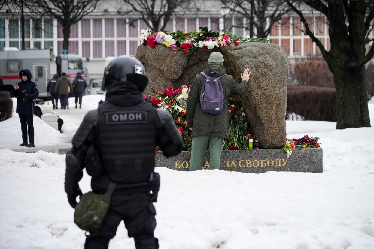 По всему миру продолжаются акции памяти Алексея Навального. В России  полиция разбирает мемориалы и задерживает скорбящих. Фотографии — Meduza