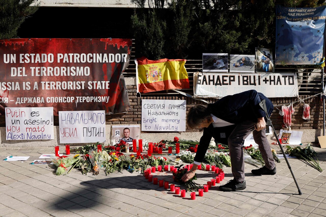 По всему миру продолжаются акции памяти Алексея Навального. В России  полиция разбирает мемориалы и задерживает скорбящих. Фотографии — Meduza