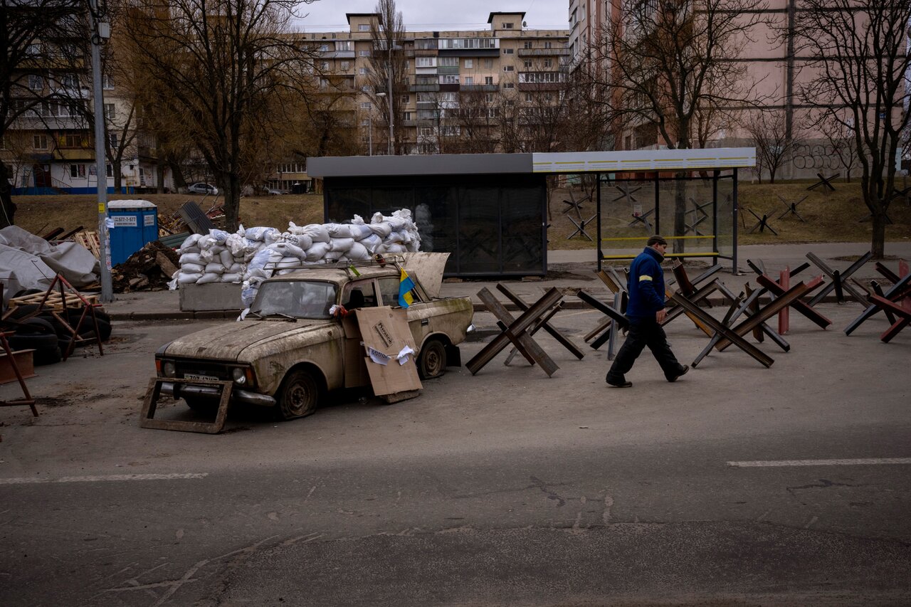 Ты сидишь на трупах, ешь на трупах, и все это очень трудно для мозгов» Шура  Буртин съездил в Украину — и поговорил с военными о том, что происходит на  фронте и в