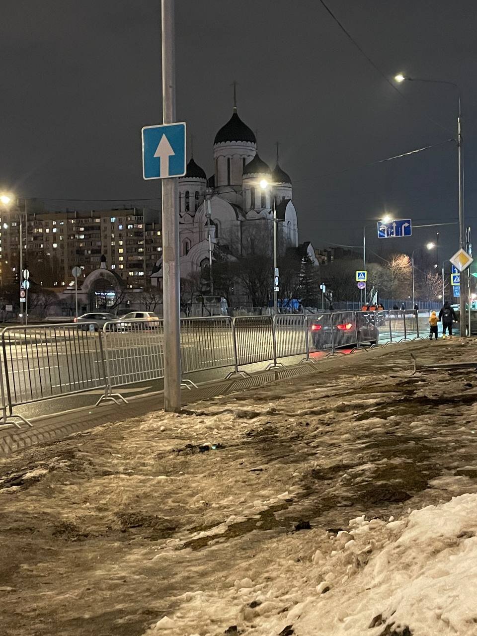 На Борисовском кладбище в Москве появились полицейские патрули. Школьников  предостерегают от участия в митингах. Студентам угрожают отчислением Как  власти готовятся к похоронам Алексея Навального — Meduza