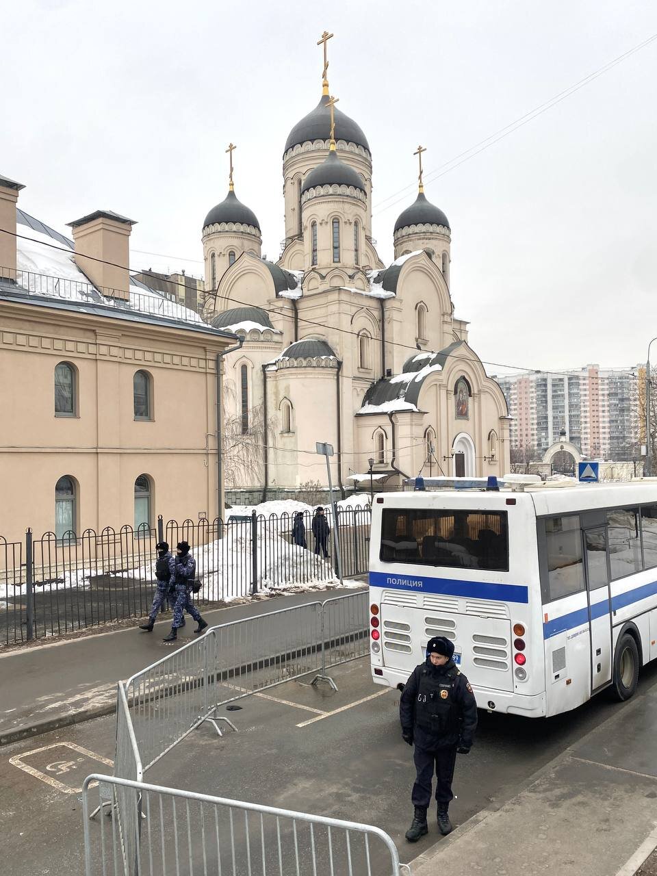 От метро «Марьино» до кладбища, где похоронят Навального, выставили коридор  из ограждений. В районе храма «Утоли моя печали» интернет работает с  перебоями — Meduza