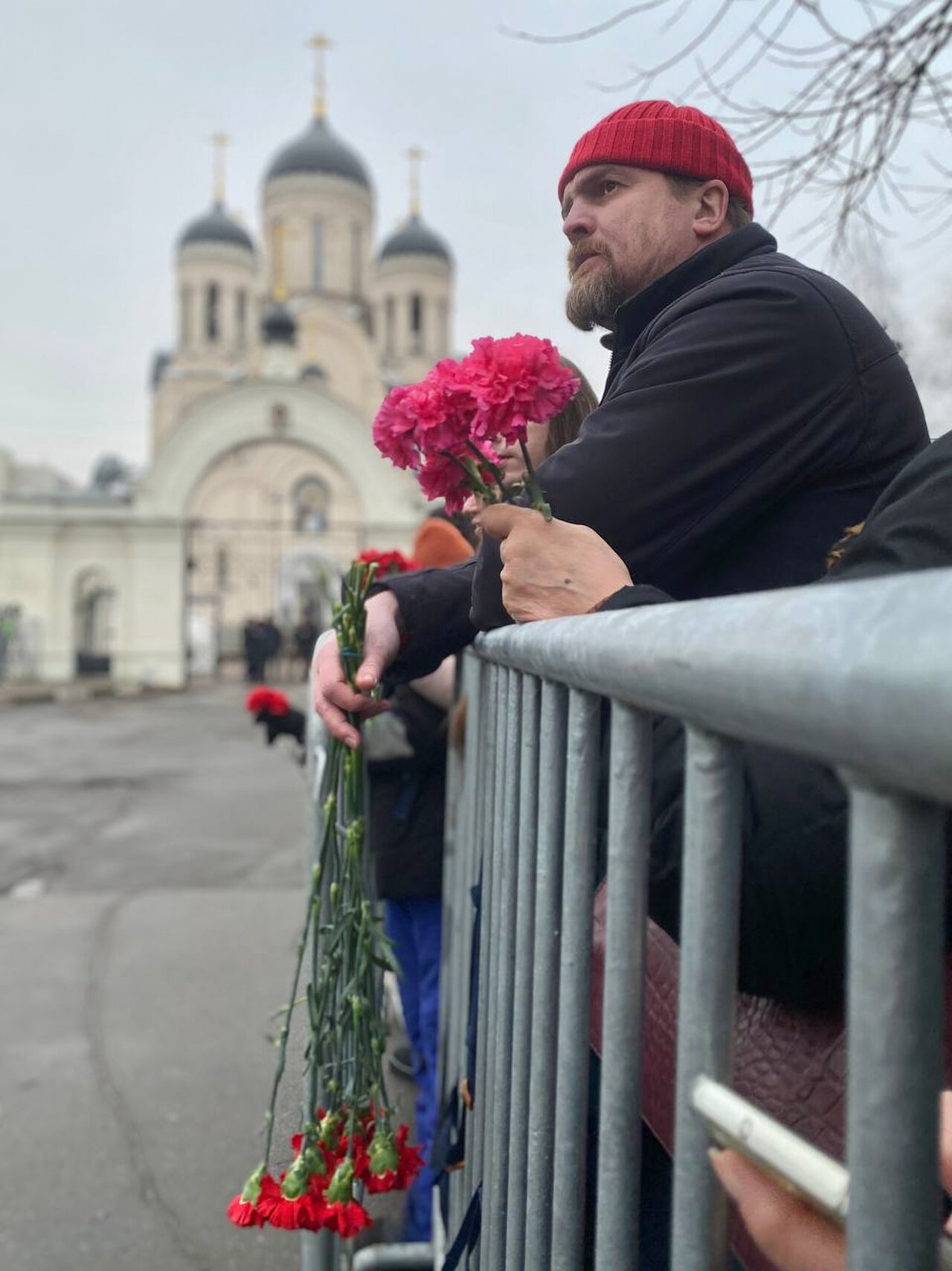 Господи, помилуй Десятки тысяч людей пришли проститься с Алексеем Навальным  — не испугавшись никого и ничего. Корреспонденты «Медузы» рассказывают, как  это было — Meduza