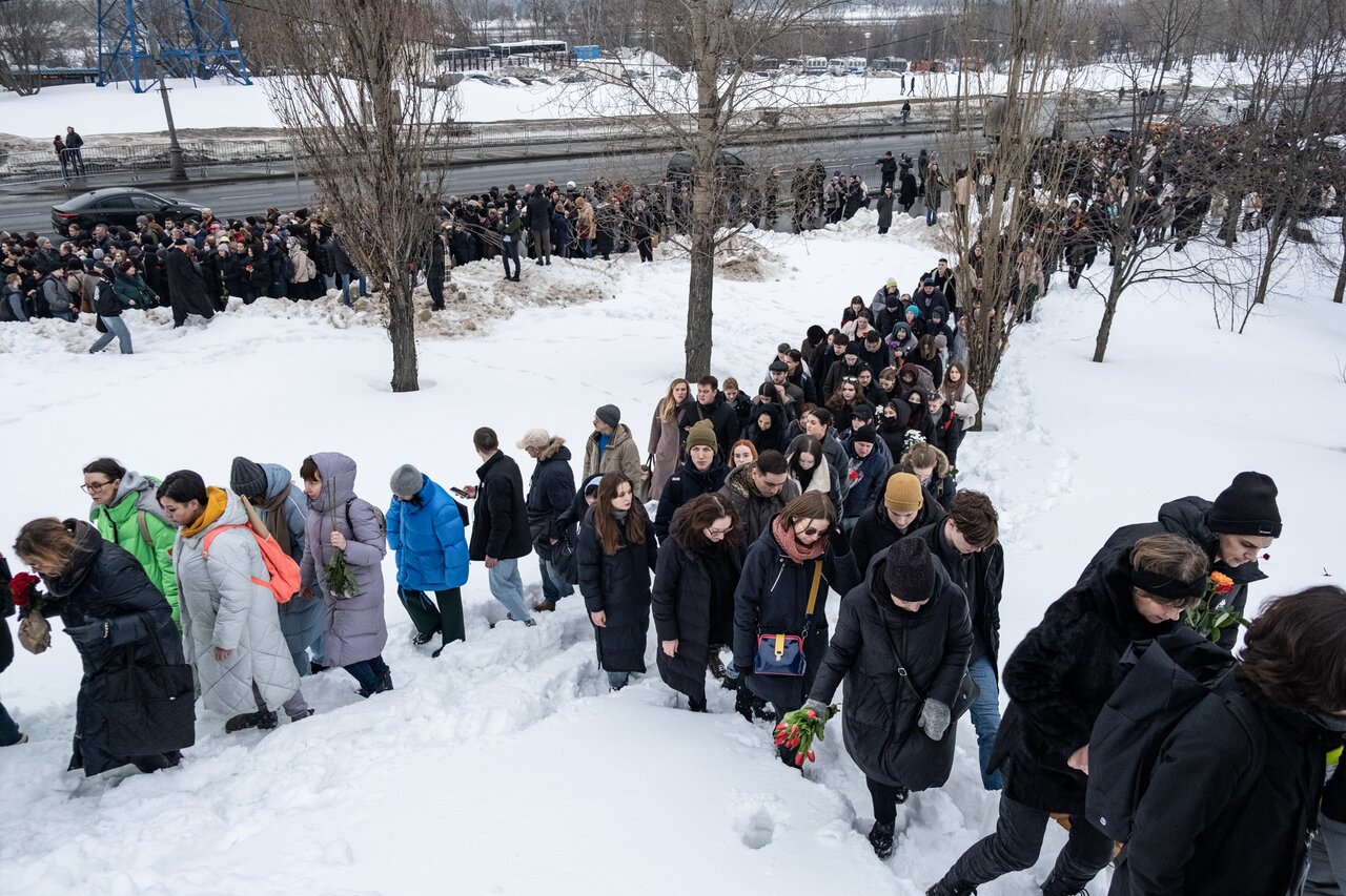 Господи, помилуй Десятки тысяч людей пришли проститься с Алексеем Навальным  — не испугавшись никого и ничего. Корреспонденты «Медузы» рассказывают, как  это было — Meduza