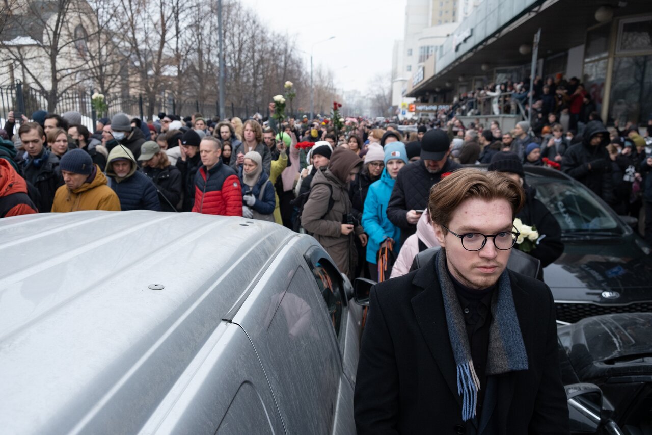 Господи, помилуй Десятки тысяч людей пришли проститься с Алексеем Навальным  — не испугавшись никого и ничего. Корреспонденты «Медузы» рассказывают, как  это было — Meduza