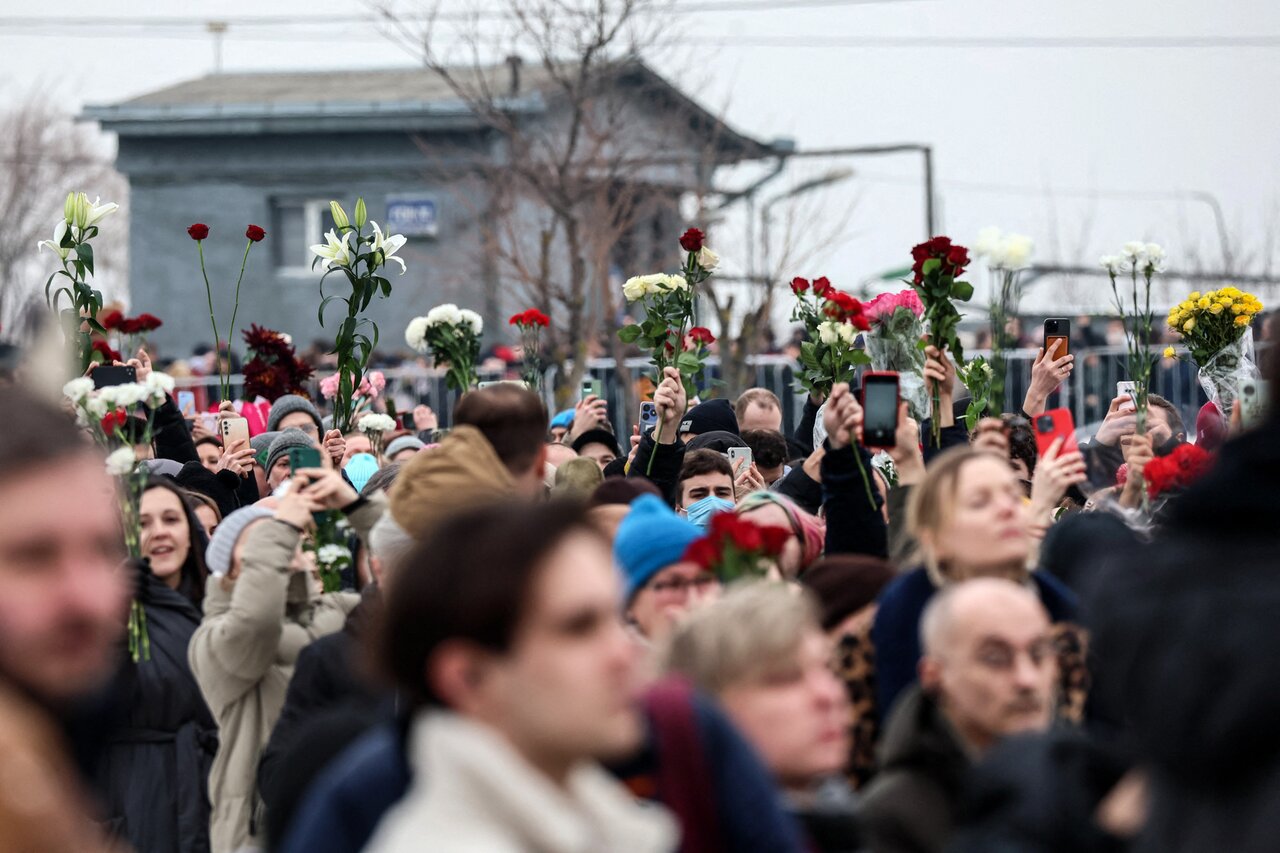 Господи, помилуй Десятки тысяч людей пришли проститься с Алексеем Навальным  — не испугавшись никого и ничего. Корреспонденты «Медузы» рассказывают, как  это было — Meduza