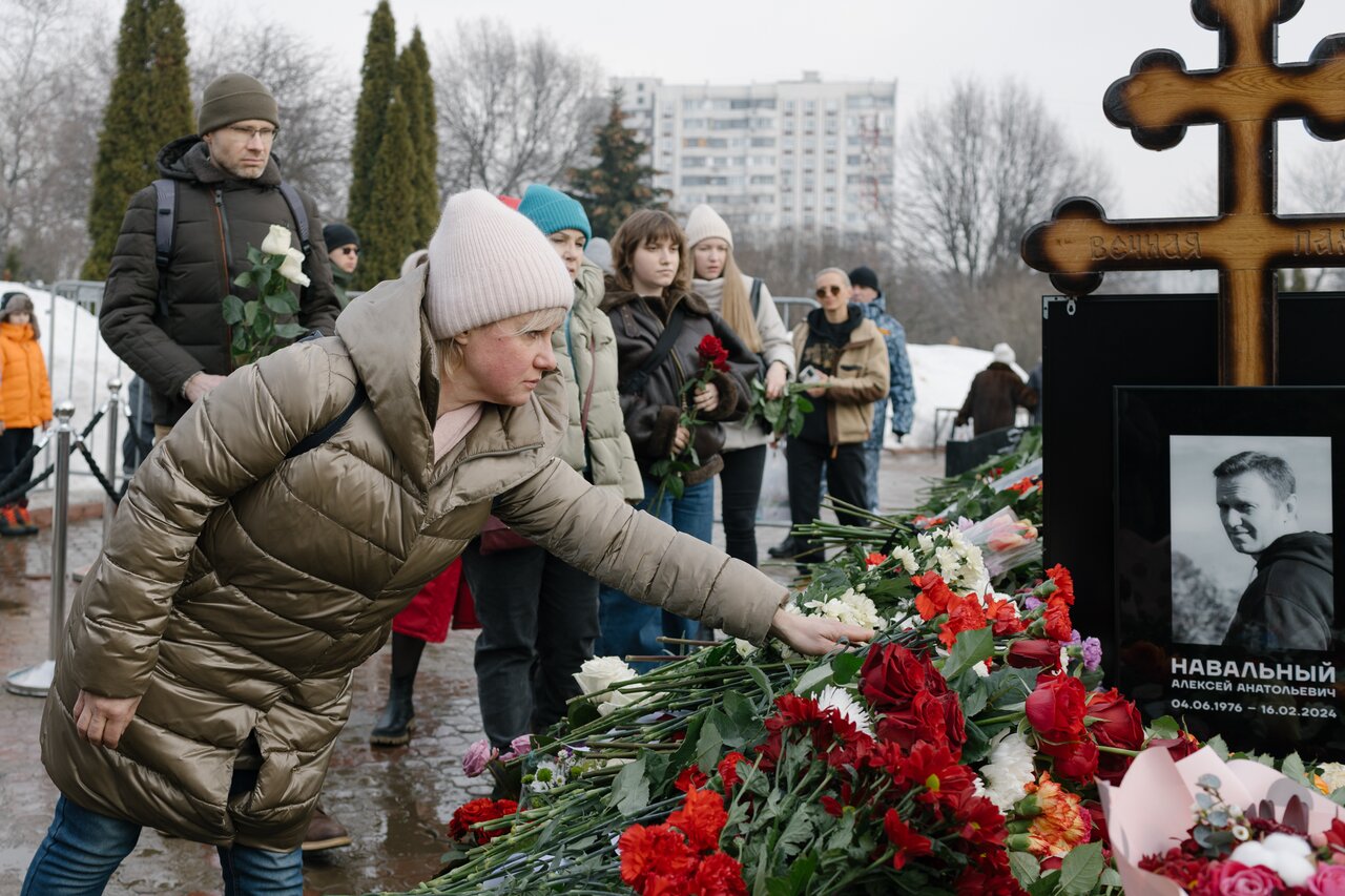 На следующий день после похорон Навального люди продолжают нести цветы на  Борисовское кладбище Фотографии и видео — Meduza