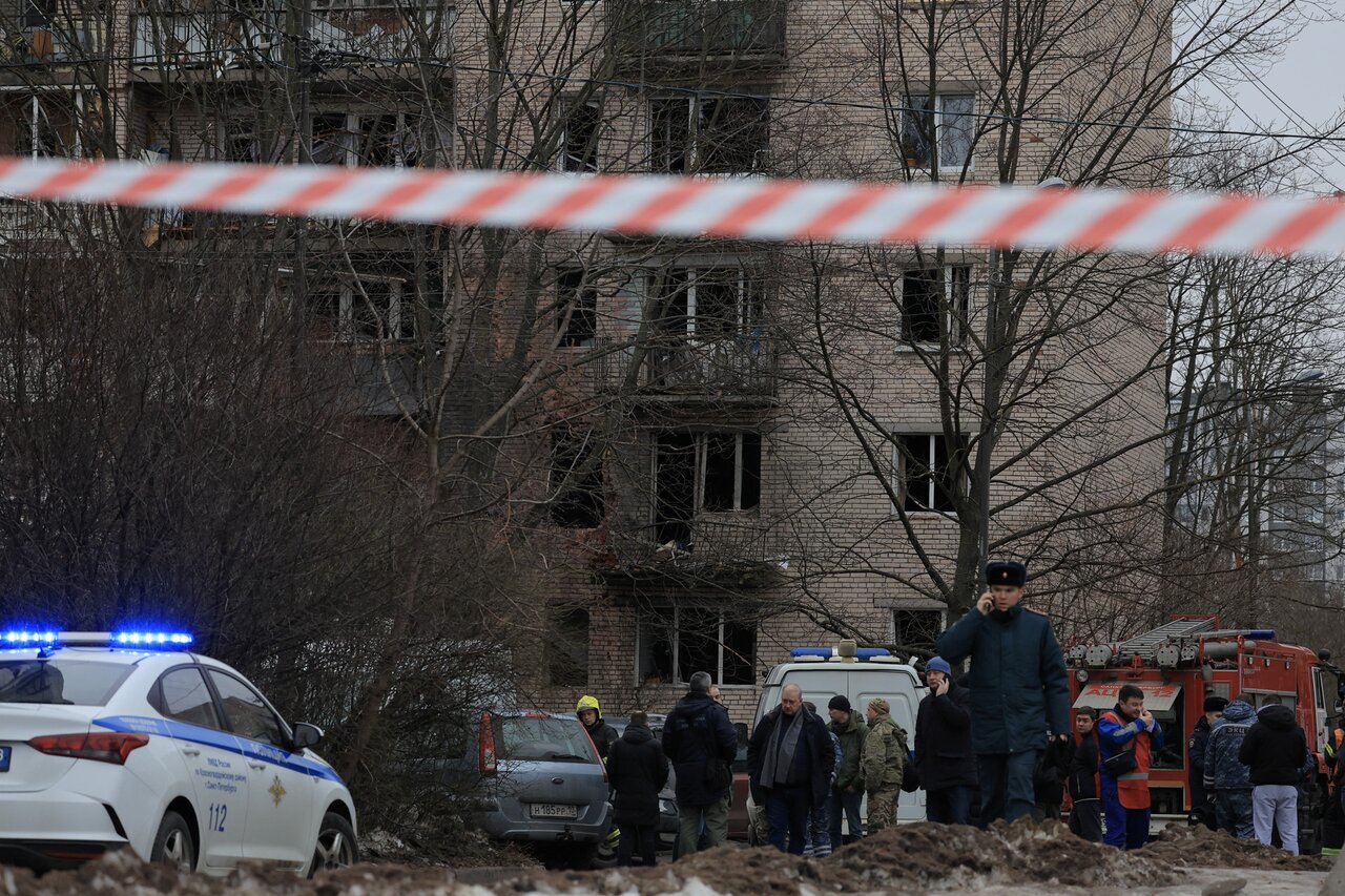 Российский беспилотник разрушил часть дома в Одессе. Погибли десять человек,  в том числе трое детей Семьсот тридцать восьмой день войны. Фотографии —  Meduza