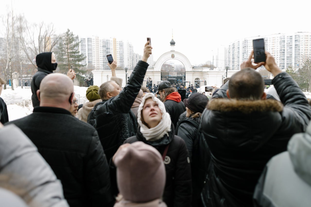 Господи, помилуй Десятки тысяч людей пришли проститься с Алексеем Навальным  — не испугавшись никого и ничего. Корреспонденты «Медузы» рассказывают, как  это было — Meduza