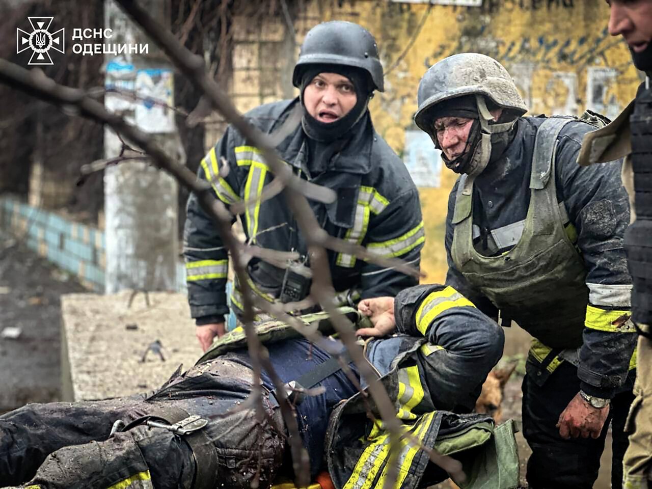 Жертвы ракетного обстрела Одессы. Иностранные военнопленные, воевавшие на  стороне российской армии Семьсот пятьдесят первый день войны. Фотографии —  Meduza