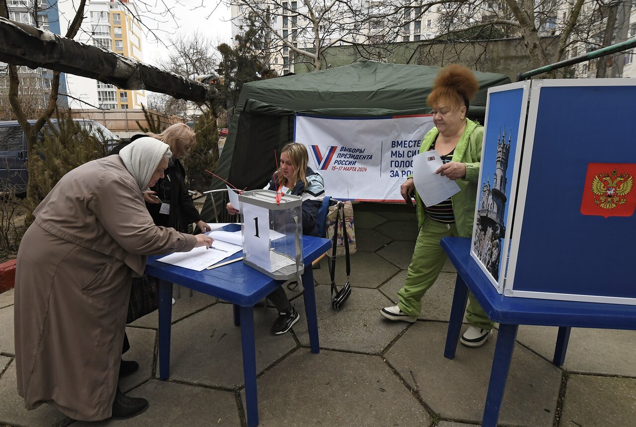 На оккупированных территориях Украины проводят «выборы» президента РФ Люди  голосуют в присутствии военных и на фоне надписей о вечном единстве России  и Донбасса. Посмотрите, как это происходит — Meduza