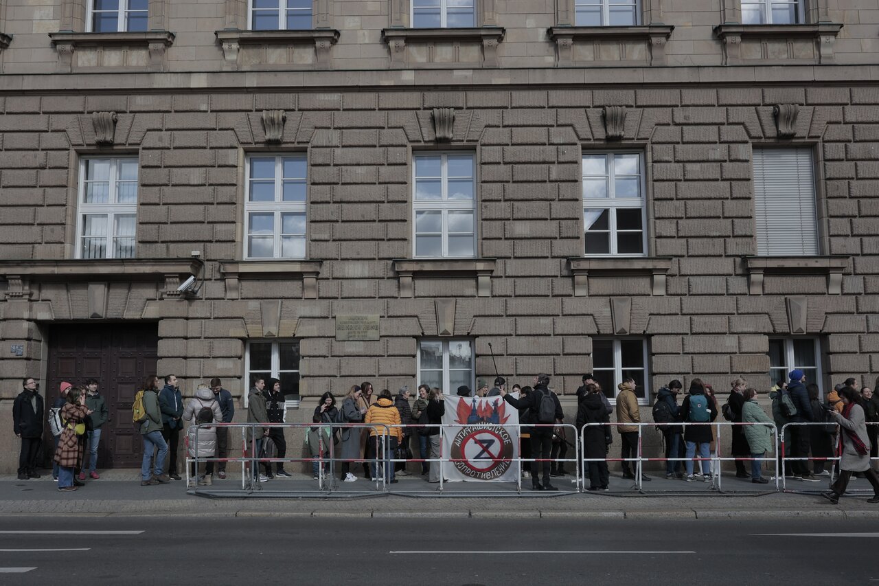 В Берлине прошла одна из самых массовых акций против Путина в последний  день голосования на выборах. Фотографии — Meduza