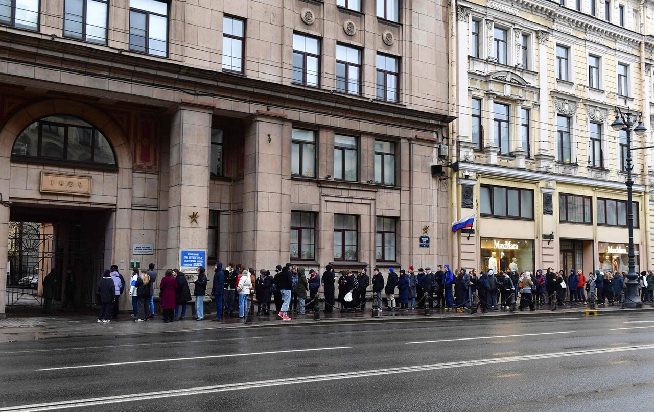 Полдень против Путина». Фото и видео Что происходило на избирательных  участках по всей России — и рядом с посольствами в других странах — Meduza