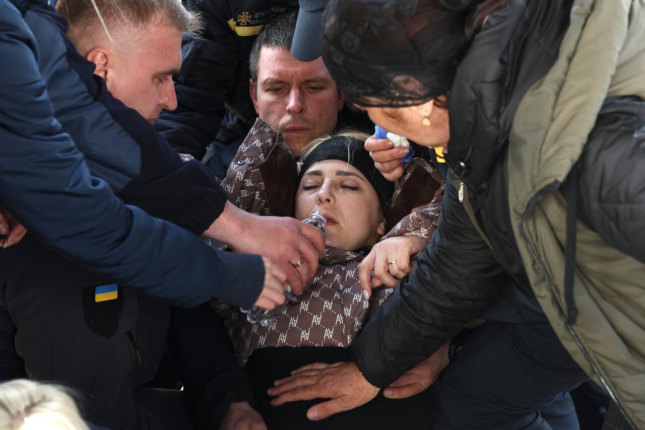 В Донецке хоронят детей. В Москве празднуют победу Путина и аннексию Крыма  Семьсот пятьдесят четвертый день войны. Фотографии — Meduza