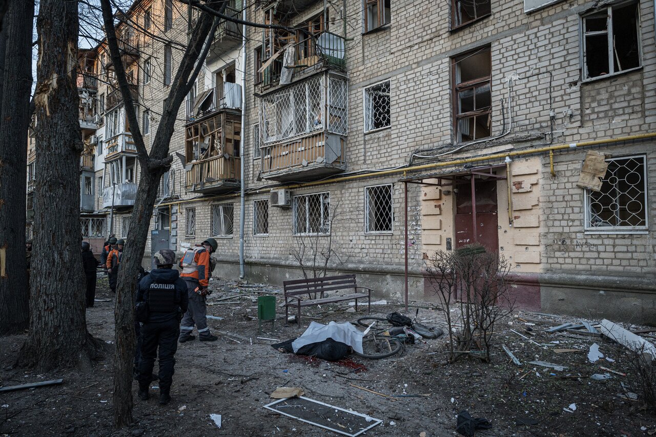 Зеленский приехал на линию обороны в Сумской области. Российские войска  сбросили на Харьков «модифицированную бомбу» Семьсот шестьдесят третий день  войны. Фотографии — Meduza