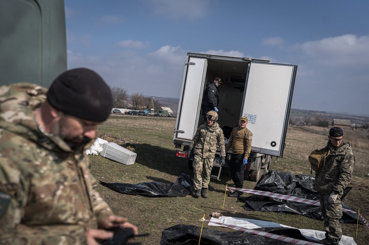 Война делит на живых и мертвых». Украинские волонтеры ищут останки погибших  бойцов ВСУ и российских солдат на полях сражений в Донбассе Семьсот  семидесятый день войны. Фотографии — Meduza