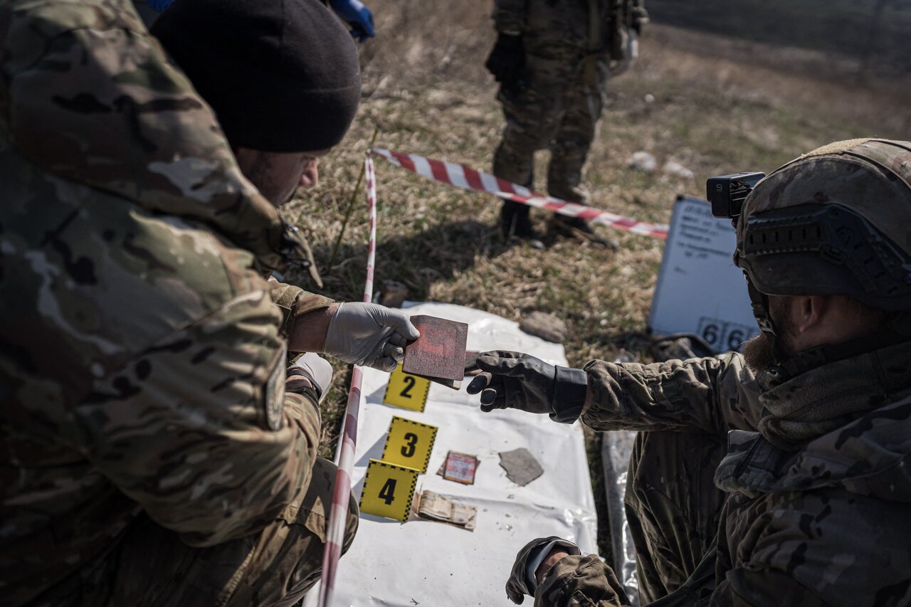 Война делит на живых и мертвых». Украинские волонтеры ищут останки погибших  бойцов ВСУ и российских солдат на полях сражений в Донбассе Семьсот  семидесятый день войны. Фотографии — Meduza