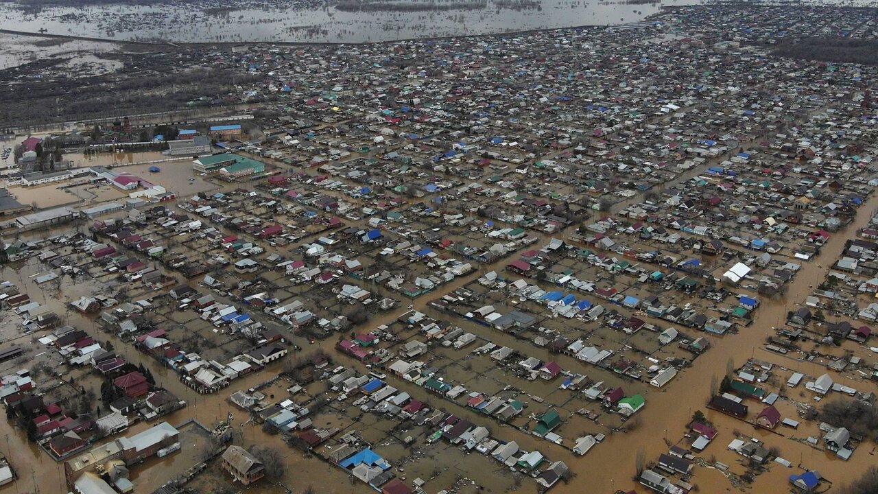 В Орске продолжается эвакуация людей после прорыва дамбы. В области  затоплено более шести тысяч домов Фотографии — Meduza