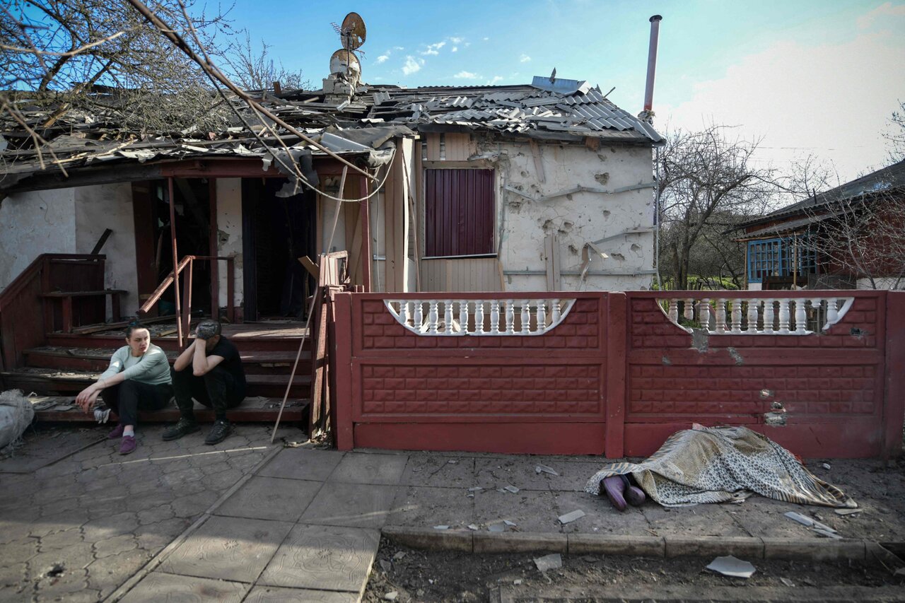 Российские войска применили в Харькове новую бомбу. В Лимане люди живут в  подвалах и верят в победу (а кто-то ждет мира на любых условиях) Семьсот  семьдесят четвертый день войны. Фотографии — Meduza