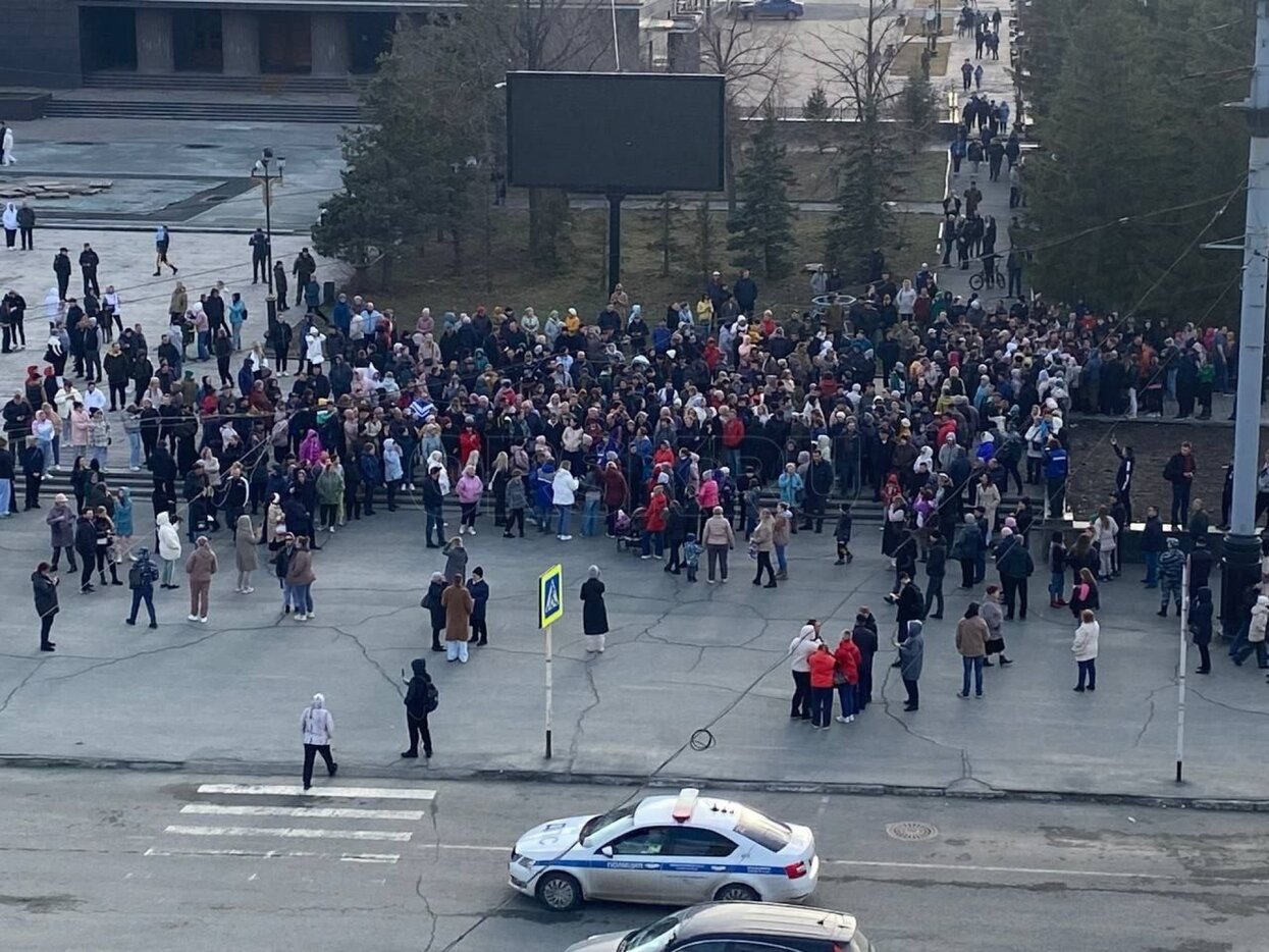 Жители Орска собрались на митинг и добились встречи с губернатором Он велел  им убрать телефоны и пожаловался, что лишился отпуска — и «даже одежду  поменять ни разу не смог» — Meduza