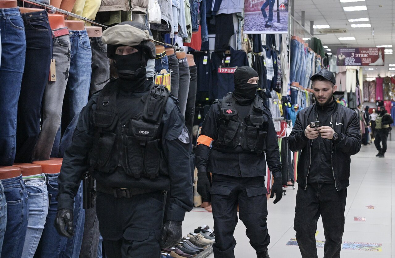 В Новосибирске ловят мигрантов, чтобы вручить повестки в военкомат. В  Харькове театр оперы и балета проводит репетиции в подвале Семьсот  семьдесят седьмой день войны. Фотографии — Meduza