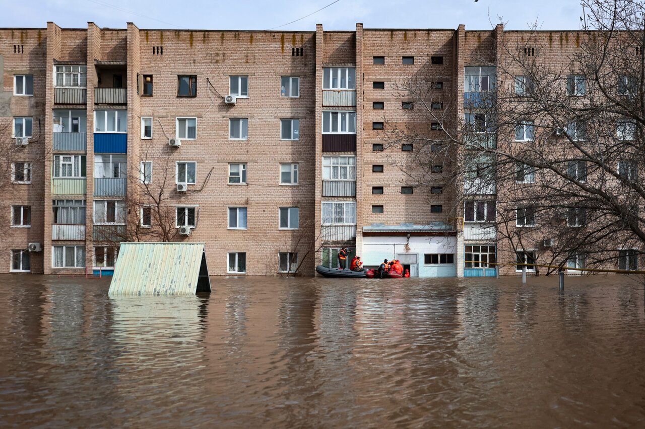 Власти объявили массовую эвакуацию в Оренбурге из-за наводнения. Вот как  сейчас выглядит город — Meduza