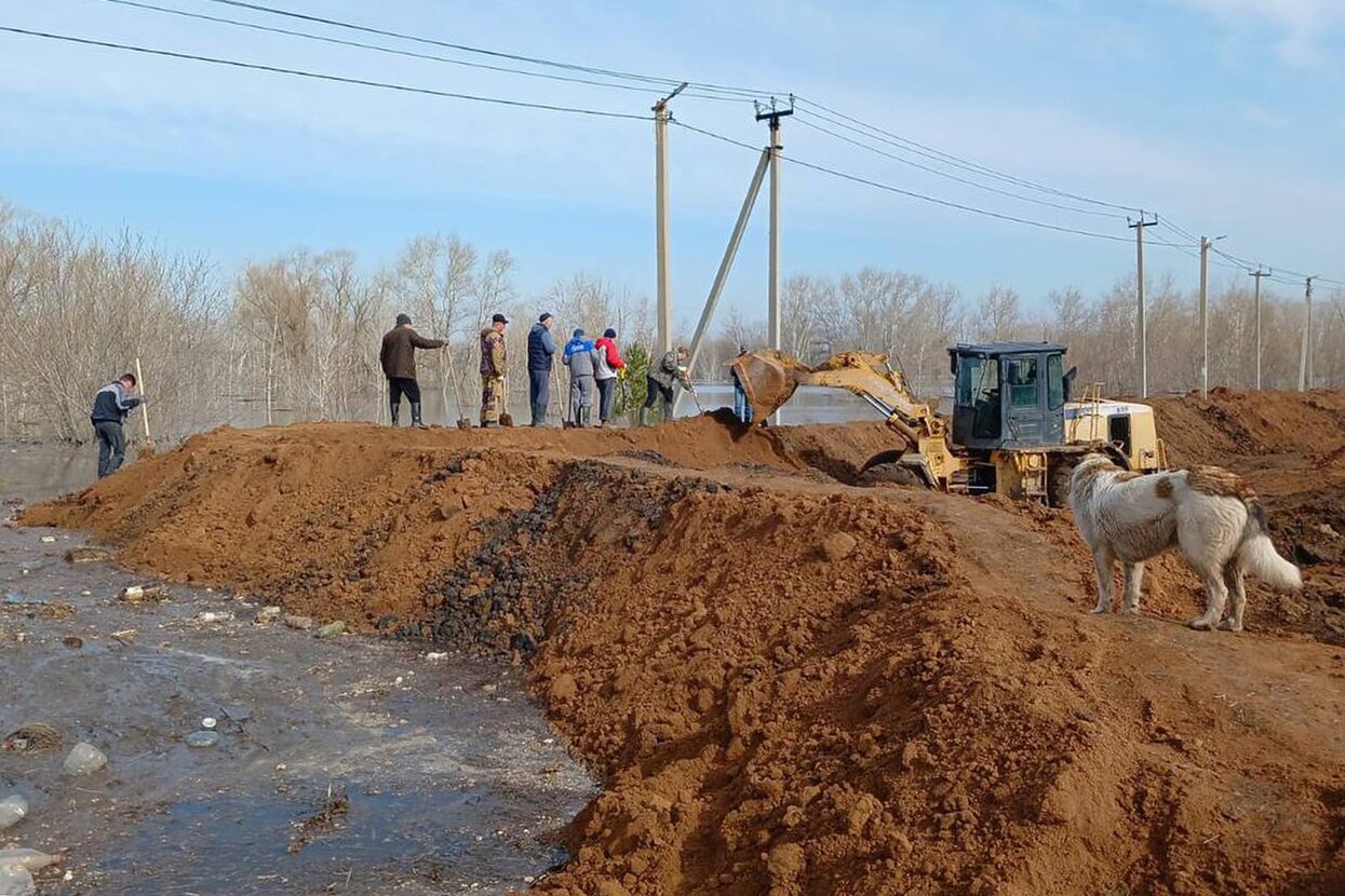 Мы строили, постоянно обгоняя воду» Жители поселка под Оренбургом сами  возвели дамбу, чтобы спастись от наводнения — Meduza