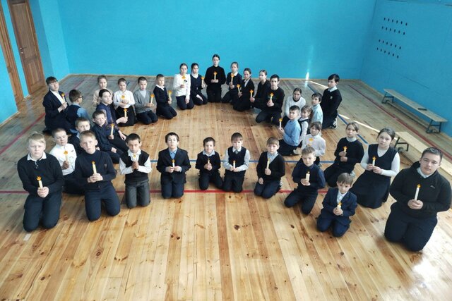 Российских школьников поставили на колени в память о геноциде советского народа