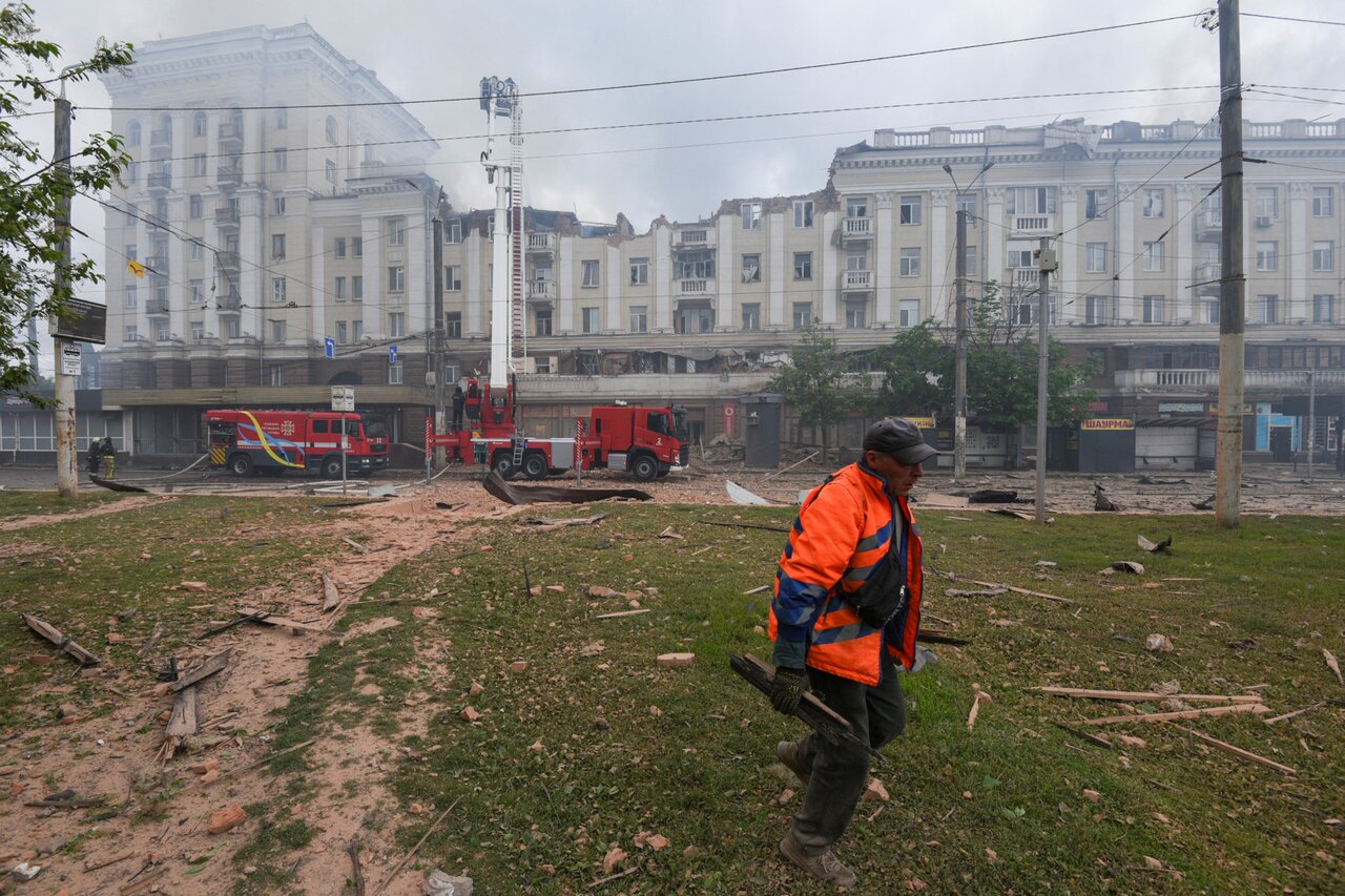 В Днепре разбирают завалы после обстрела, при котором погибли восемь  человек. Саперы под Харьковом проводят разминирование одного из сел Семьсот  восемьдесят шестой день войны. Фотографии — Meduza