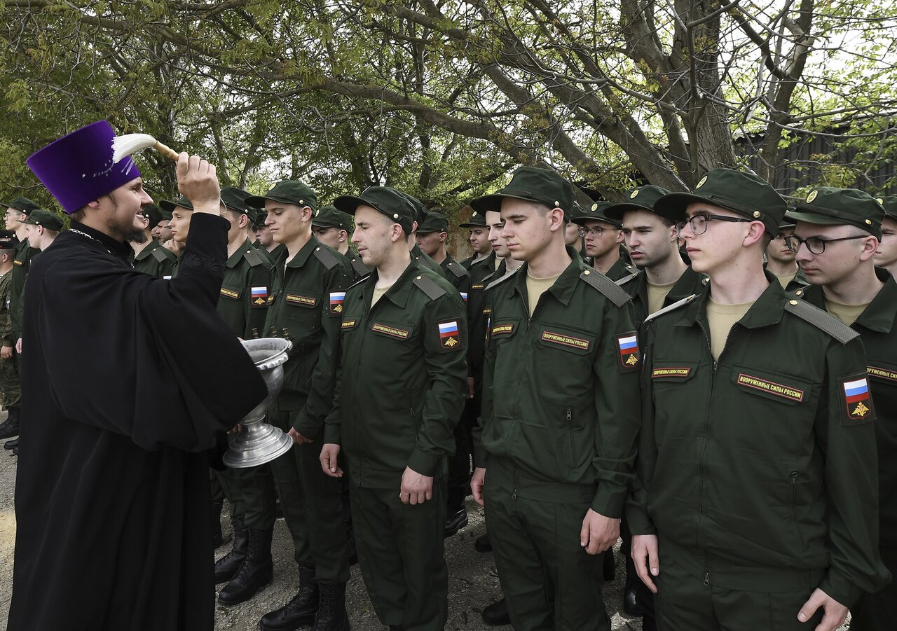 В Киеве эвакуировали детский госпиталь после угроз главы белорусского КГБ.  Он объявил, что «террористы спрятались за спины больных детей» Семьсот  девяносто третий день войны. Фотографии — Meduza