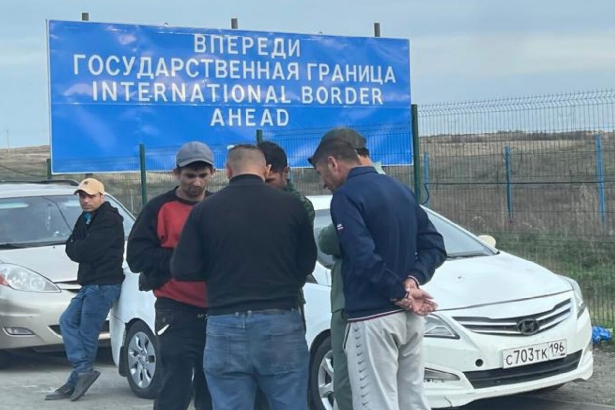 В аэропортах Москвы — тысяча граждан Таджикистана, которых не пускают в  Россию Власти РФ говорят, что проверки проходят «вне зависимости от  гражданства лиц, пересекающих границу» — Meduza