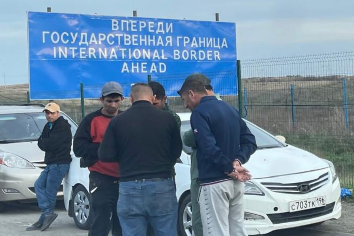 В аэропортах Москвы — тысяча граждан Таджикистана, которых не пускают в  Россию Власти РФ говорят, что проверки проходят «вне зависимости от  гражданства лиц, пересекающих границу» — Meduza