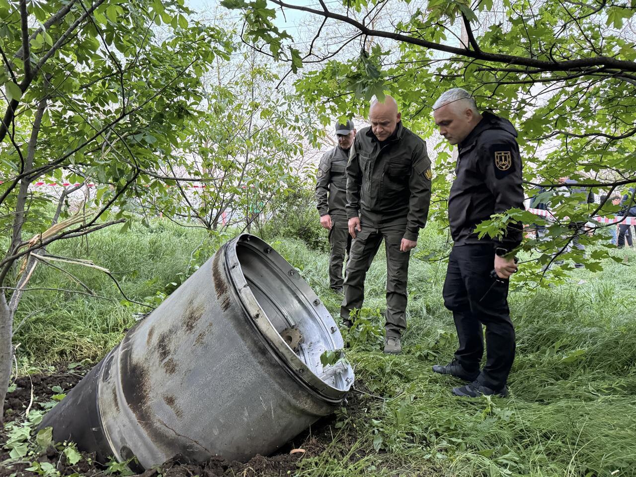 В Одессе после ракетного удара российских войск сгорел «замок Гарри  Поттера». В Черкассах ветераны ВСУ с ампутациями проходят реабилитацию на  футбольном поле Семьсот девяносто шестой день войны. Фотографии — Meduza