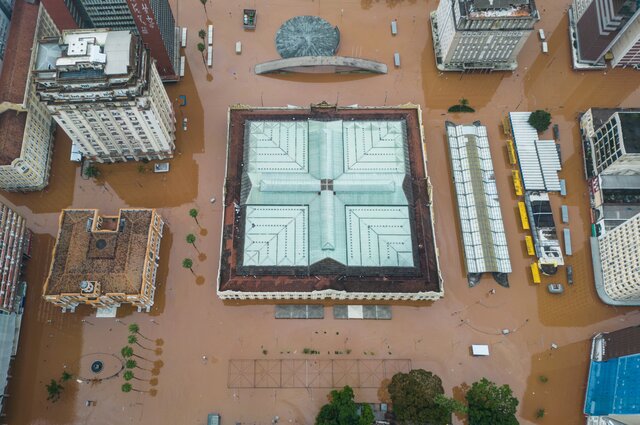 На юге Бразилии  самое сильное за последние 80 лет наводнение. Не менее 55 человек погибли, десятки тысяч были вынуждены покинуть свои дома. Как выглядят Порту-Алегри и другие затопленные города