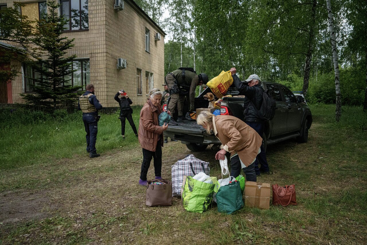 Мирные жители покидают Волчанск на фоне продвижения российской армии в  Харьковской области Восемьсот восьмой день войны. Фотографии — Meduza