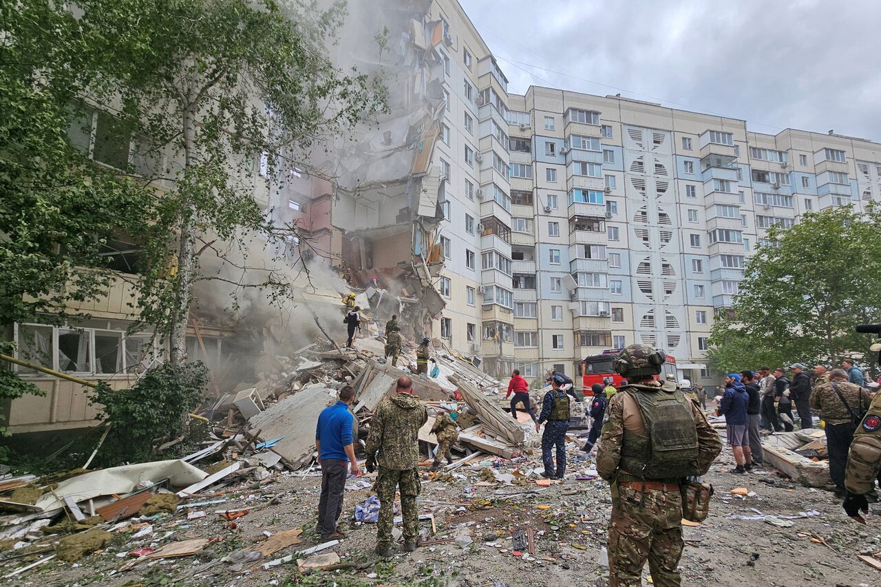 В Белгороде обрушился подъезд десятиэтажного дома. Погибли 15 человек, еще  27 ранены Минобороны РФ заявило, что в дом попал фрагмент сбитой ракеты  «Точка-У» — Meduza