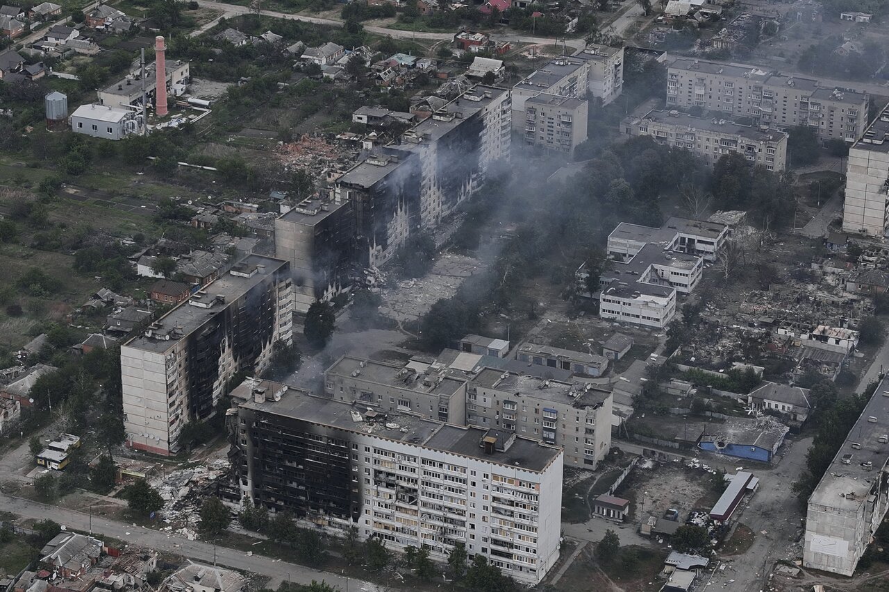 За Волчанск идут ожесточенные бои. Город в огне и дыму. На улицах — тела  мирных жителей Восемьсот двадцать первый день войны. Фотографии — Meduza