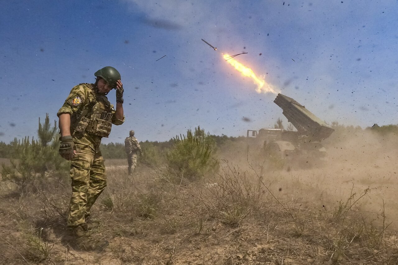 Дмитрию Медведеву показали дроны на полигоне в Ленинградской области. Под  Бахмутом держит позиции украинская бригада «Холодный Яр». Она воюет в  Донбассе уже 10 лет Восемьсот двадцать четвертый день войны. Фотографии —  Meduza