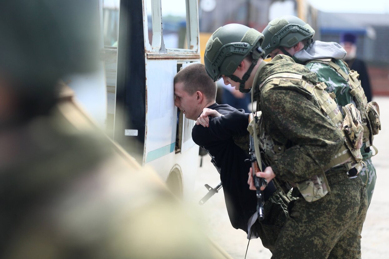 Военные всех берут практически, кроме совсем уж тех, кто по состоянию  здоровья не проходит» В России на войну вербуют не только заключенных, но и  подозреваемых и обвиняемых по уголовным делам. Рассказывает «Русская