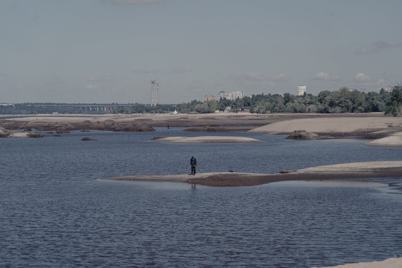 Там, где была вода «Медуза» показывает, к чему привело разрушение плотины  Каховской ГЭС. Вот как сейчас выглядят места, где раньше водилась рыба и  ходили яхты — Meduza