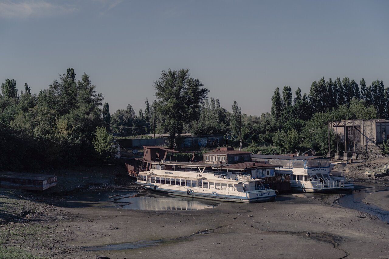 Там, где была вода «Медуза» показывает, к чему привело разрушение плотины  Каховской ГЭС. Вот как сейчас выглядят места, где раньше водилась рыба и  ходили яхты — Meduza