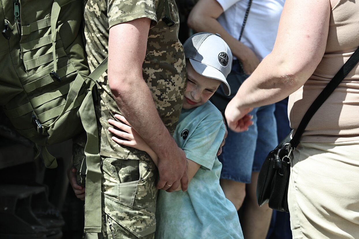 Бойцы ВСУ встречаются с родными в Краматорске. Российские саперы ищут мины  в оккупированной Луганской области Восемьсот тридцать шестой день войны.  Фотографии — Meduza