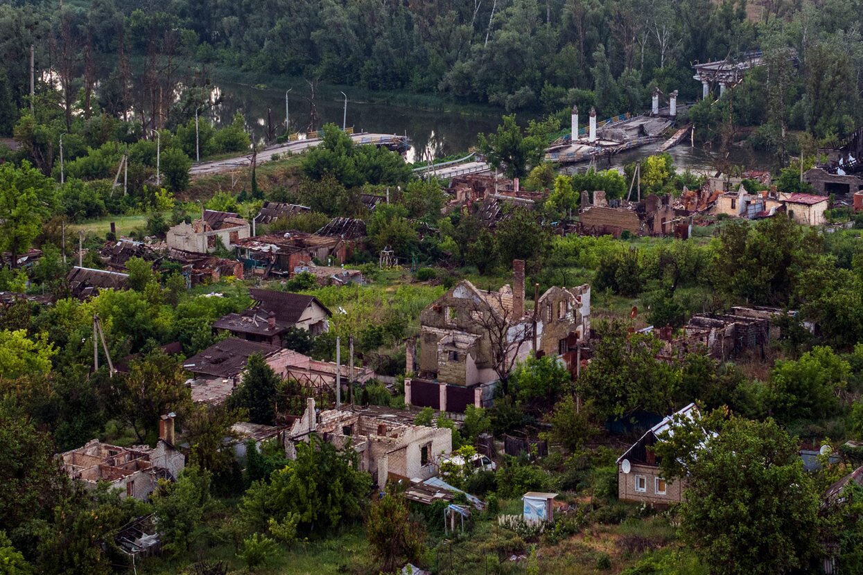 Груз-200 Писатель Джонатан Литтелл и фотограф Антуан дʼАгата побывали в  моргах Украины, где хранятся тела убитых украинцев и российских солдат. Вот  что они там увидели — Meduza