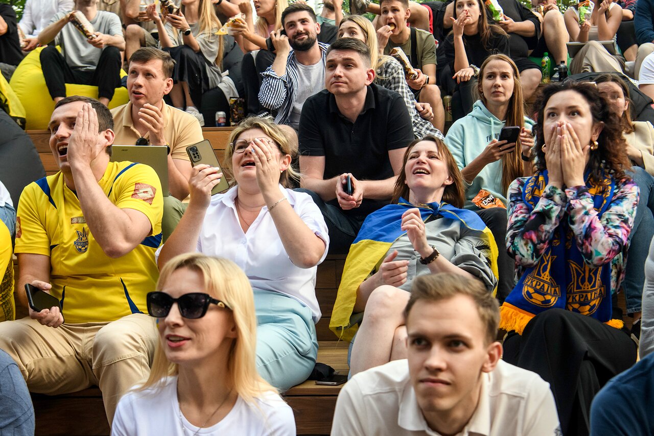 Одна команда на поле — благодаря миллиону болельщиков на поле боя». Сборная  Украины сыграла первый матч на Евро-2024. Его смотрели и на летних  верандах, и на линии фронта Восемьсот сорок пятый день