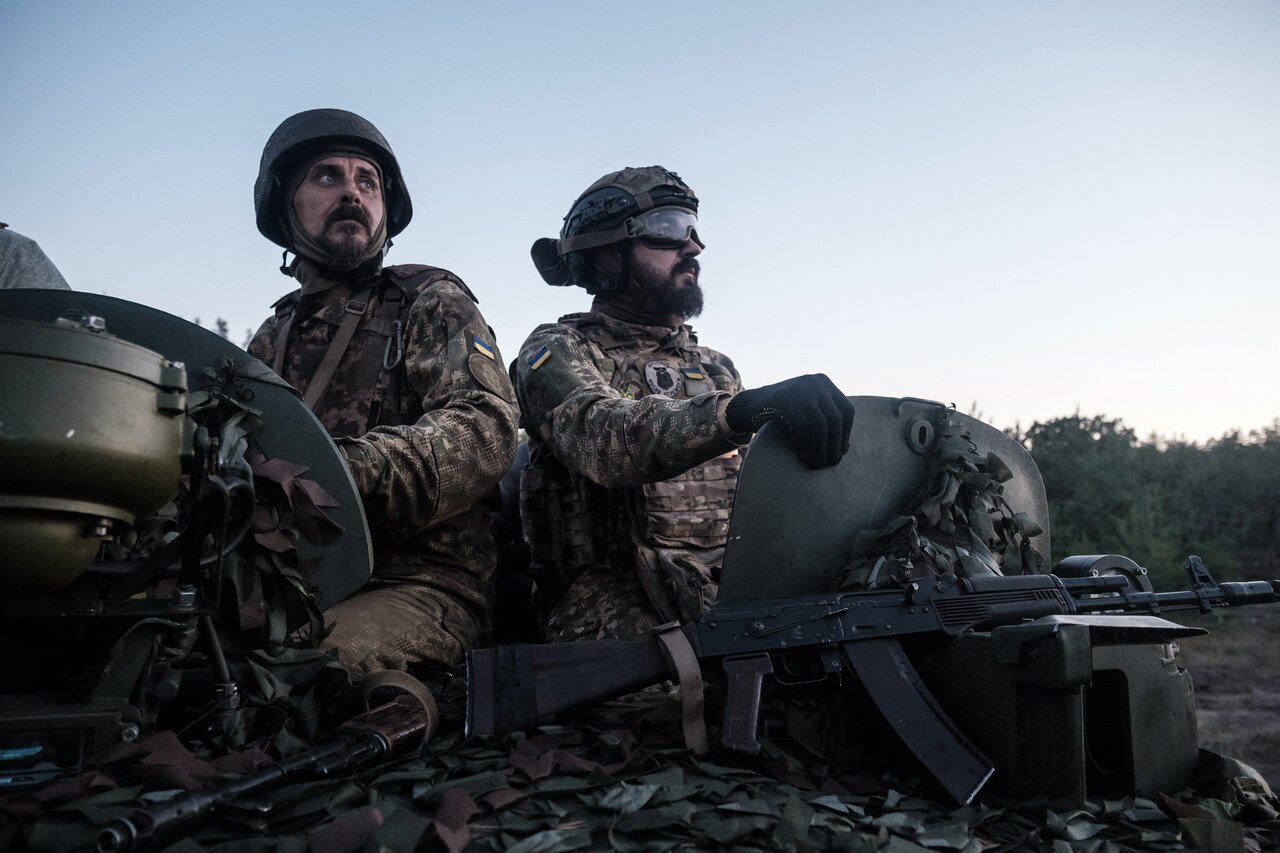 Последствия российского авиаудара в Селидово. Украинские военные обороняют  Серебрянское лесничество и разминируют Донецкую область Восемьсот сорок  девятый день войны. Фотографии — Meduza