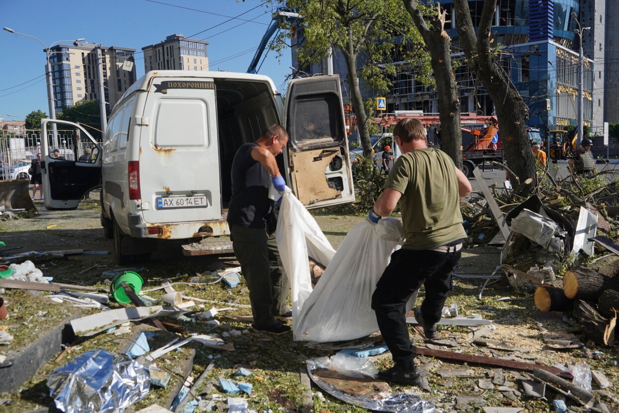 Российские войска нанесли удар по Харькову. Одна из авиабомб попала по  жилому дому Три человека погибли, более 50 пострадали — Meduza