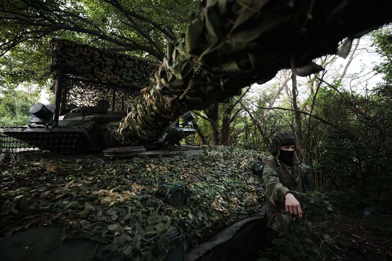 Заключенные украинских колоний идут воевать. Российские военные превращают  танки в «мангалы» и «дикобразы» Восемьсот пятьдесят первый день войны.  Фотографии — Meduza