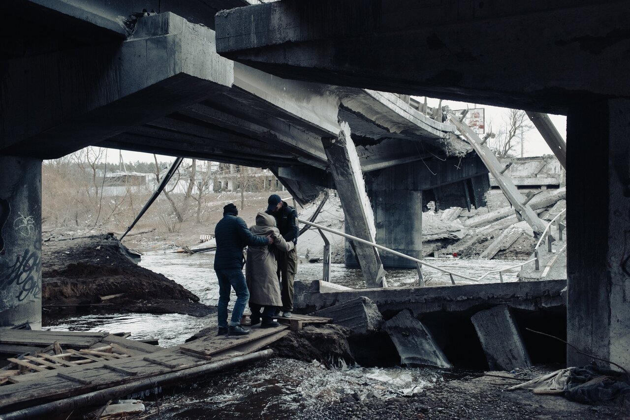 Я снимаю, чтобы передать свою ненависть к войне» Интервью украинского  фотографа Максима Дондюка. Он провел две недели в окопах для The New Yorker  и снимал Зеленского для Time — а теперь не