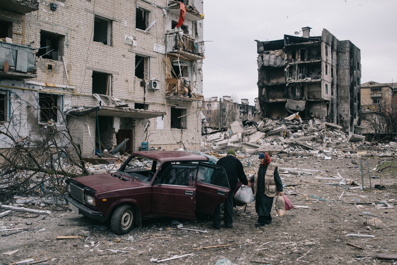 Я снимаю, чтобы передать свою ненависть к войне» Интервью украинского  фотографа Максима Дондюка. Он провел две недели в окопах для The New Yorker  и снимал Зеленского для Time — а теперь не