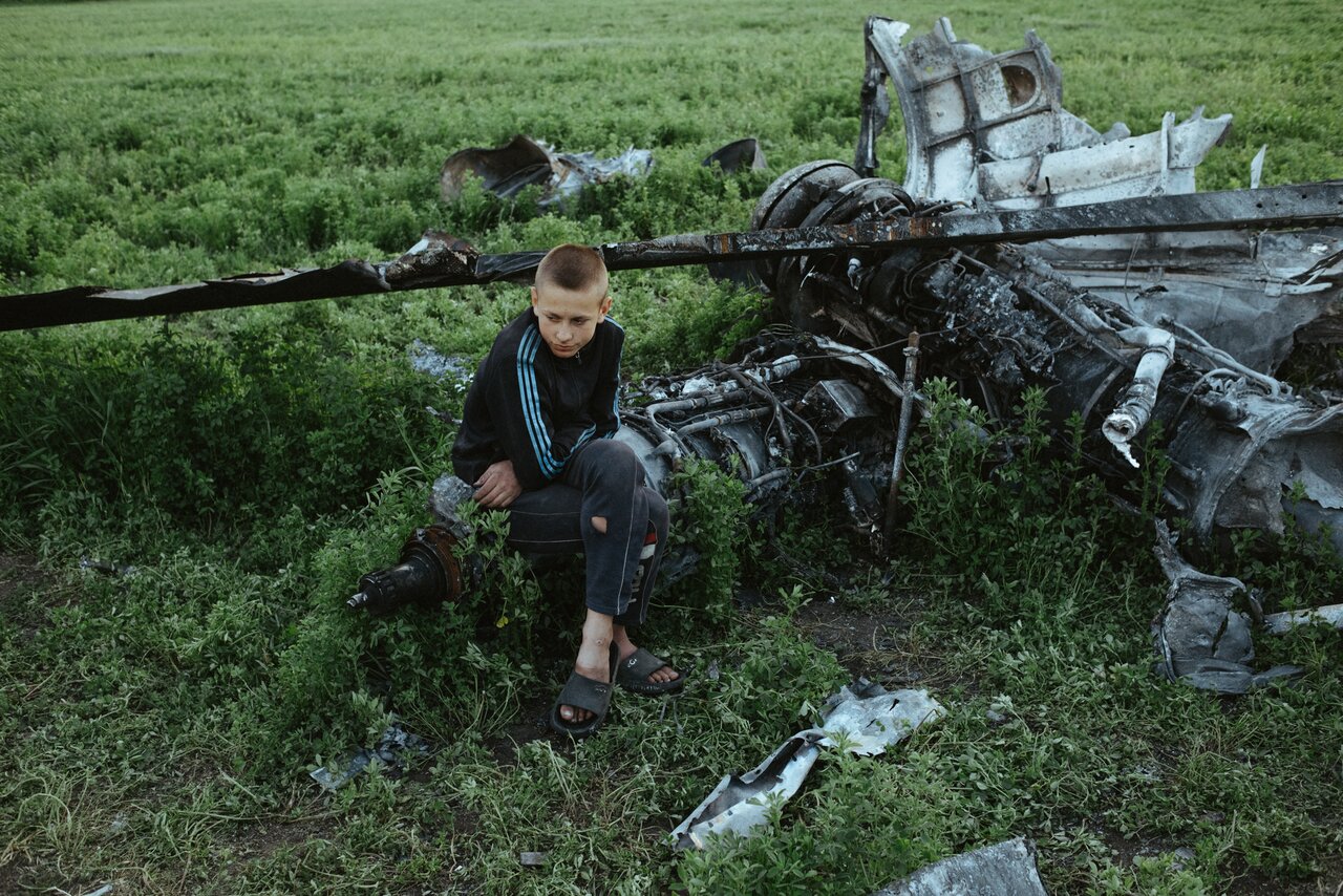 Я снимаю, чтобы передать свою ненависть к войне» Интервью украинского  фотографа Максима Дондюка. Он провел две недели в окопах для The New Yorker  и снимал Зеленского для Time — а теперь не